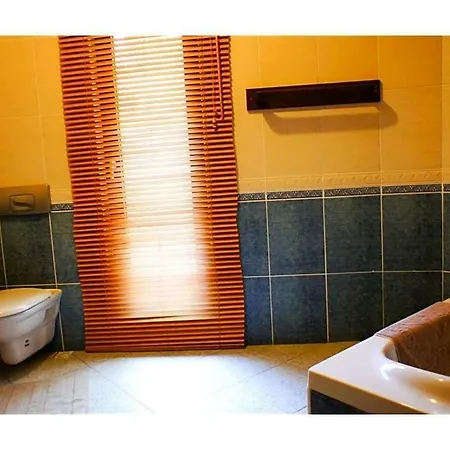 Villa Sleeps 6 Pool Wifi *